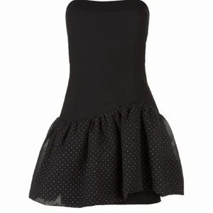 Maje klänning  - Säljer denna helt oanvända maje klänningen. Men lappen kvar!! Den är helt slutsåld. Jätte fin och får värkligen in midjan fint! Storlek 3 motsvarar L skulle säga att den passar M! Säljer för 1500kr kan tänka mig att sänka priset vid snabb affär 