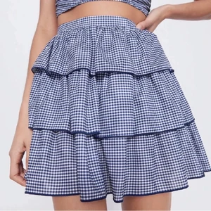 Zara kjol - Fin rutig zara kjol💕färgen är som på första bilden!!💕💕köparen står för frakten❤️❤️passar även S!!