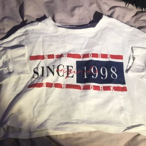 Kort tröja med tryck - Säljer denna fina tröja ifrån H&M!😍 säljer pga använder inte och är för liten. Den är ganska kort i längden och jag som är under 160cm tycker den blir lite väl kort för min smak. Materialet är ganska tunt och trycket håller i tvätten! Storlek xs!🤩 kommer inte ihåg vad jag köpte för men under 99 kr! Köparen står för frakt