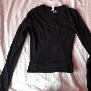 Långärmad - Svart långärmad, köpt second hand men aldrig använd av mig pga för liten. 