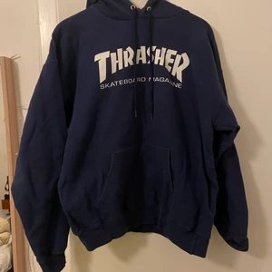 Trasher hoodie - Marinblå/mörkblå thrasher hoodie med vitt tryck. Inga fläckar eller hål. Storlek medium. Skriv vid frågor!
