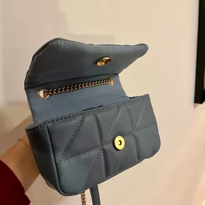 Blå handväska - En blå handväska med gulddetaljer från primark. Långt band. Använt ett par gånger. Säljer pga jag inte får användning för den. Kan mötas upp i västerås och Stockholm. Fraktar ej☺️💕