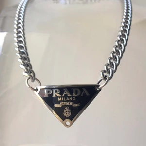 Prada halsband - Så kattigt Prada halsband men kommer inte så mycket till användning dock❤️ Halsbandet är gjort av ett företag på depop som gör om prada märket från ex äkta väskor osv till ett halsband sååå stört najs!💖🙌🙌