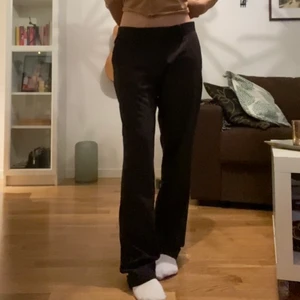 Lowwaisted kostymbyxor - Jättesnygga bruna lowwaisted kostymbyxor! Som ni ser på sista bilden har de även väldigt väldigt tunna ljusbruna linjer/ränder! Storleken är w33 men sitter lowwaisted på mig som vanligtvis har w27! Passar därmed w26-w33 beroende på önskad passform! Skriv privat för fler bilder eller mått