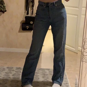 Blåa raka breda jeans NAKD - Säljer nu mina knappt använda raka/breda jeans från NAKD. Mjuka och sköna i materialet, inte mycket använda!🥰 kan fixa bilder på💗