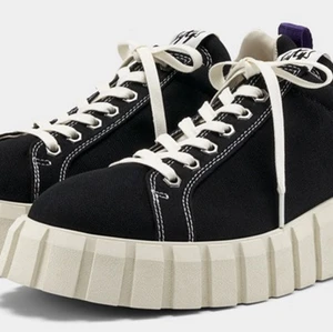 SÖKES EYTYS ODESSA STORLEK 38-39 - Söker ett par Eytys Odessa, svarta i canvas i storlek 38 eller 39! 