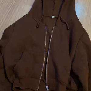 En brun hoodie  - Storlek L men passar som en S ungefär, har använt en eller två gånger så den är i väldigt bra skick