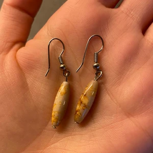 Vintage örhängen  - Superfina unik vintage örhängen i perfekt skick. Ljusbrun färg med guld-bruna fläckar. Testade men aldrig använda. Pris: 35kr plus 13kr frakt. Skriv om du har frågor 🦋