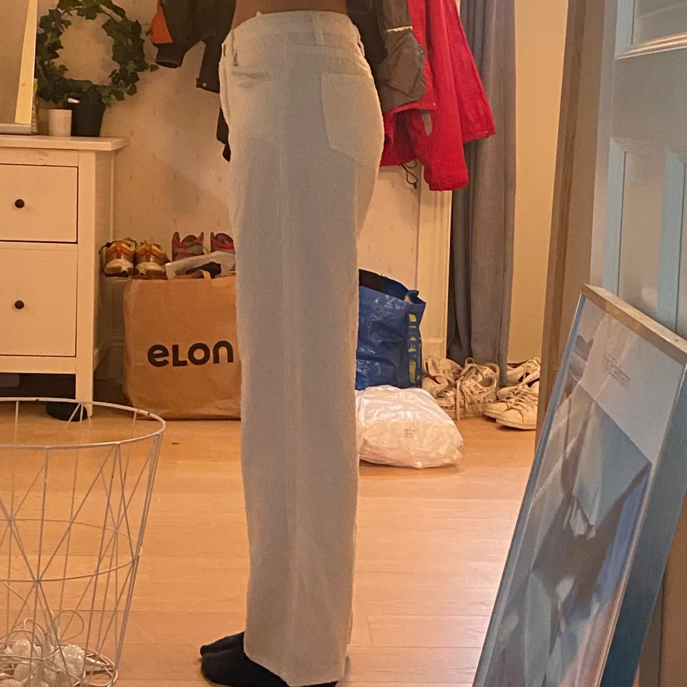 Byxorna är i mjukt byx material inte direkt jeans men sitter superbra i längden på min vän som är 160 cm❤️. Jeans & Byxor.