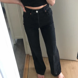 Zara jeans - Svarta högmidjade jeans från Zara. Har klippt av dem så att de går ner till fötterna på mig som är 169 cm lång. Använda endast en gång! 