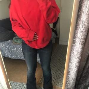 Jättefin röd sweatshirt som är oversized på mig som är S/M☺️ köparen står för frakt💕
