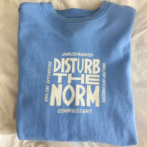 Sweatshirt med tryck  - Säljer nu detta snygga sweatshirt. Storlek S men passar även M/L. ⚡️