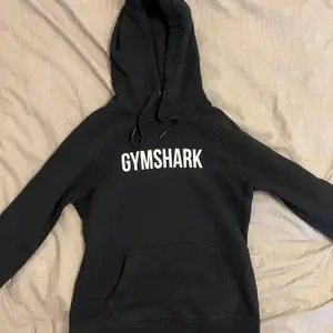 Säljer nu min Gymshark hoodie i bra skick. Den är varm och skön att ha när man t.ex värmer upp. Säljer pga förliten