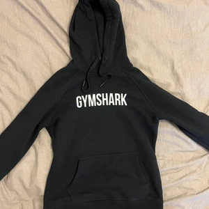 Gymshark Hoodie - Säljer nu min Gymshark hoodie i bra skick. Den är varm och skön att ha när man t.ex värmer upp. Säljer pga förliten