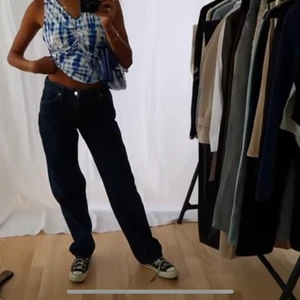 Midwaist jeans - Helt oanvända - Säljer dessa slutsålda jeans från amalie stars drömmiga kollektion, pga att de är för stora på mig. Helt oanvända med prislapp kvar. Det är i storlek 34, men skulle säga att de är storlek 36. Midwaist / Lowwaist (Köp direkt för 350 kr)