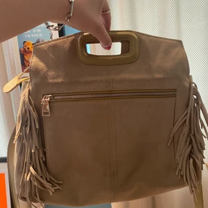 Maje Väska -  Maje M bag i den större modellen, beige mocka. Helt i nyskick använd 3-4 gånger  axelband medföljer, rymmer dator. 