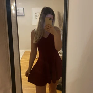 Vinröd klänning - Vinröd klänning från forever 21, använd några enstaka gånger. Storlek S men kan passa en M också. 