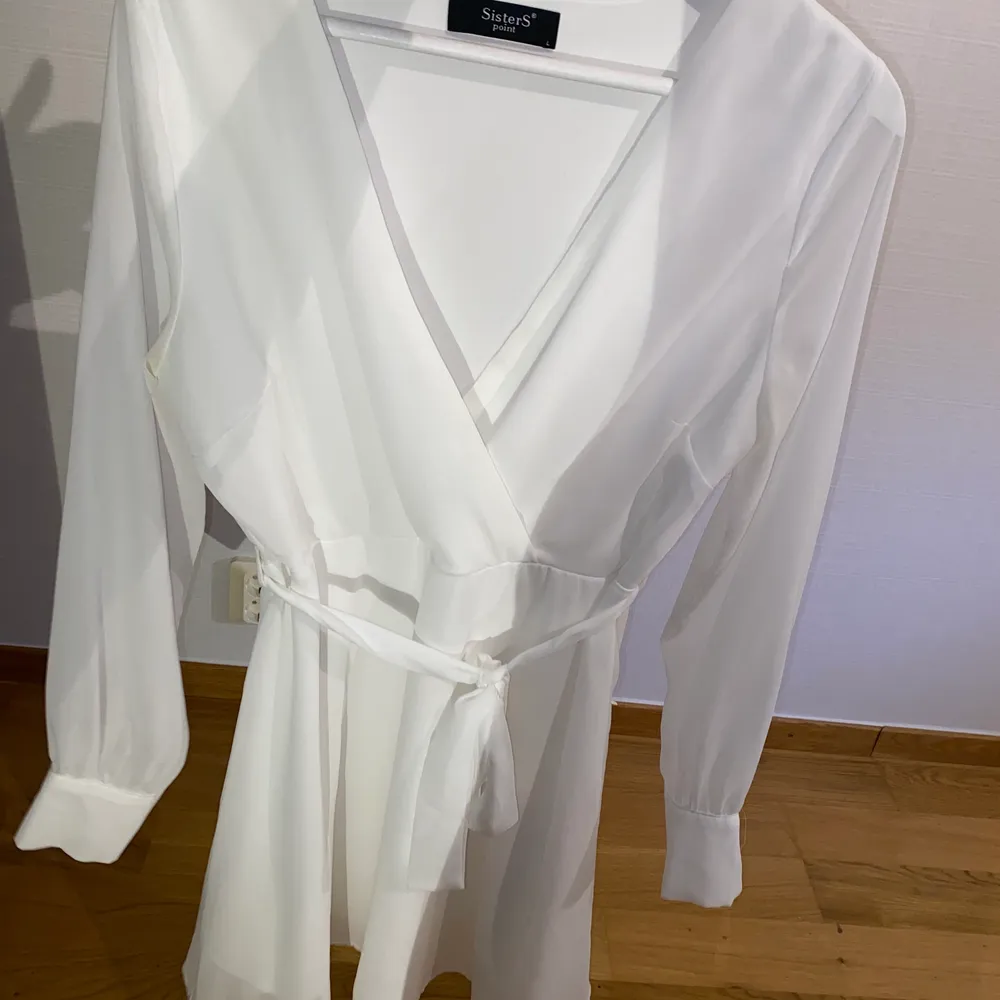 Superfin knappt använd vit klänning perfekt till studenten eller konfermationen. Normal i storleken, lite kortare modell. fin v-ringning. Säljer för 200 plus frakt. Klänningar.