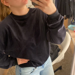  Sammet tröja  - Svart Samme tröja. Jätte mysig och snygg💫