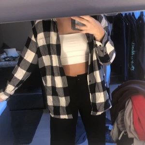 Tröja - Säljer denna lite oversize skjortan från bikbok, använd typ 3 gånger! Nypris 400kr säljer för 100, köparen står för frakt💞