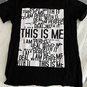 Svart tröjan med tryck - Svart tröja med tryck.  Köpare står för frakt!