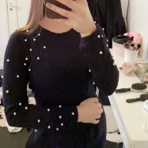 Tröja med pärlor - Tröja med pärlor, marinblå, storlek S! Aldrig använd✨