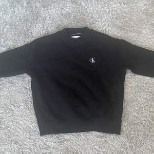 Säljer denna fina svarta sweatshirt från Calvin Klein i storlek S. Nästan oanvänd, köpt för 1800kr säljer för 1000kr! Pris kan sänkas vid snabb affär!!!