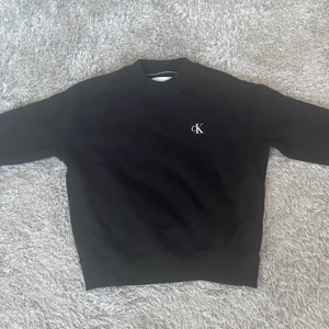Calvin Klein sweatshirt - Säljer denna fina svarta sweatshirt från Calvin Klein i storlek S. Nästan oanvänd, köpt för 1800kr säljer för 1000kr! Pris kan sänkas vid snabb affär!!!