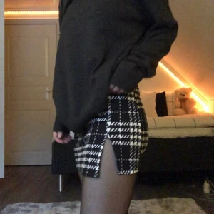 Rutig kjol med slits 💕 - Helt oanvänd fin rutig kjol med slits ♥️ Storlek S :) Kan mötas i Stockholms området, annars står köparen för frakten ♥️