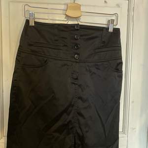 Säljer denna supersnygga kjol från GUESS JEANS. Snygg och bekväm i silkesaktigt material. Storlek 27. Kan mötas upp i Stockholm 🥰✨