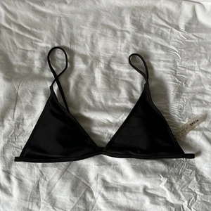 Svart bikinitopp med smala band strl M/S - Helt ny bikini, svart topp med justerbara tunna band, uttagbara pads. Storlek M men passar även S.💖