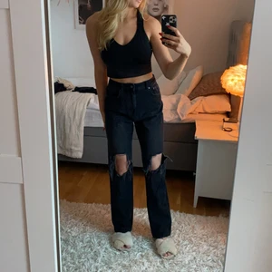 Svarta jeans  - Svarta jeans från NAKD i storlek 38💗