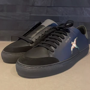 Arrigato skor  - Detta är ett par helt nya Arrigato skor från miinto. Som är helt oanvända. De är storlek 43 men är stora i storleken och passar tyvär inte mig. De är därför jag säljer dessa. Jag kommer att sälja dessa för 1700. Och skriv om ni ör intresserade.