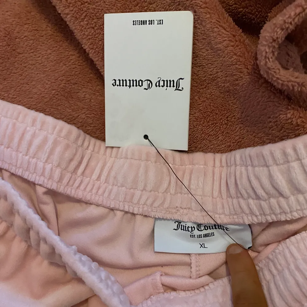 Säljer nu ett par helt nya juicy couture mjukisbyxor, köpte dem på jd men insåg när jag kom hem att dem inte alls satt som jag tänkte mig och var för stora.PRISET GÅR ATT DISKUTERA VID SNABB AFFÄR!! 🤍✨. Jeans & Byxor.
