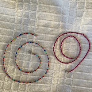 pärlhalsband 2 - LILA/ROSA SÅLT Färgglada pärlhalsband, det med flera färger funkar som armband också! båda för 100kr