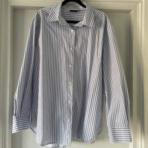 Blå/Vit randig skjorta från Asos. Strl 38, oversized fit. Köparen står för frakt. 💕