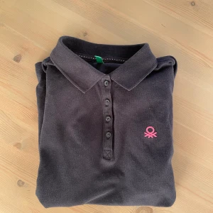 Marinblå pikétröja (strl XXS) - En pikétröja som inprincip är helt oanvänd. Säljer den för att den inte kommer till användning. Tröjan är i nyskick använd endast ett fåtal gånger. Finns inga täcken på slitage eller ytterligare. 