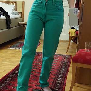 Dessa gröna byxor ser exakt ut som de trendiga byxorna från Zara. Är köpta på Humana för 250kr i somras och är använda Max 8 gånger. Säljer för att det inte är min stil längre! Kan mötas upp i Gbg😊 Annars tillkommer frakt💕💕