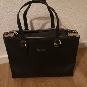 Guess plånbok och väska  - En medium stor guess väska köpt för några år sedan tillklmmer en plånbok med väskan 