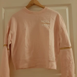 Hollister sweatshirt i strl S - Jag säljer denna tröjan från Hollister i strl S då den inte kommer till användning mer. Finns inget fel på tröjan. Den har "fodder" inåt i som gör att den blir väldigt mysig. Köptes våren 2020 men inte använd så mycket💕 100 kr inkl frakt som kostar 66 kr!