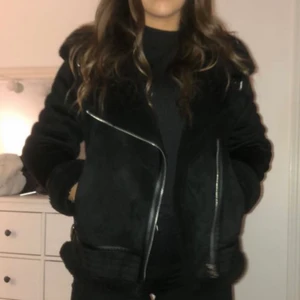 Zara Jacka - Säljer denna jacka pga att den inte kommer till användning! Så gott som ny, skriv för fler bilder. Köparen står för frakt