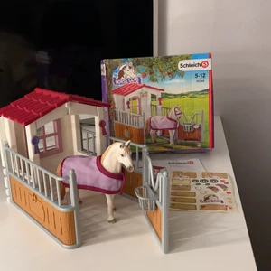 Schleich - Schleich kit med en ute box och häst, de som saknas är en vatten kopp, äpplen, skylt, grimma och två klistermärken. Allt för 100kr orginalpris 239kr 