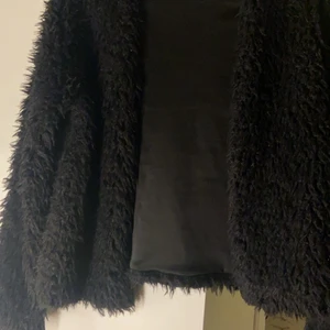 Gina tricot  - Säljer min fina svarta kofta på grund av att den inte kommer till användning längre då jag har ändrat stil, storlek M men skulle säga att den även passar er som bär storlek S 😇