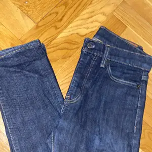 Ett par jeans från Levi’s premium i kill storlek W30/L34 nypris 1200kr säljer för 350kr MODEL ( levi’s 510 ) ❌kommer inte kunna ta bild pga de är min brorsa som vill att jag ska sälja de och de är för små på honom och han vill inte ta foton på sig själv så om man vill ha bild på hur dom sitter på så fins de säkert på deras hemsida❌💗🥺