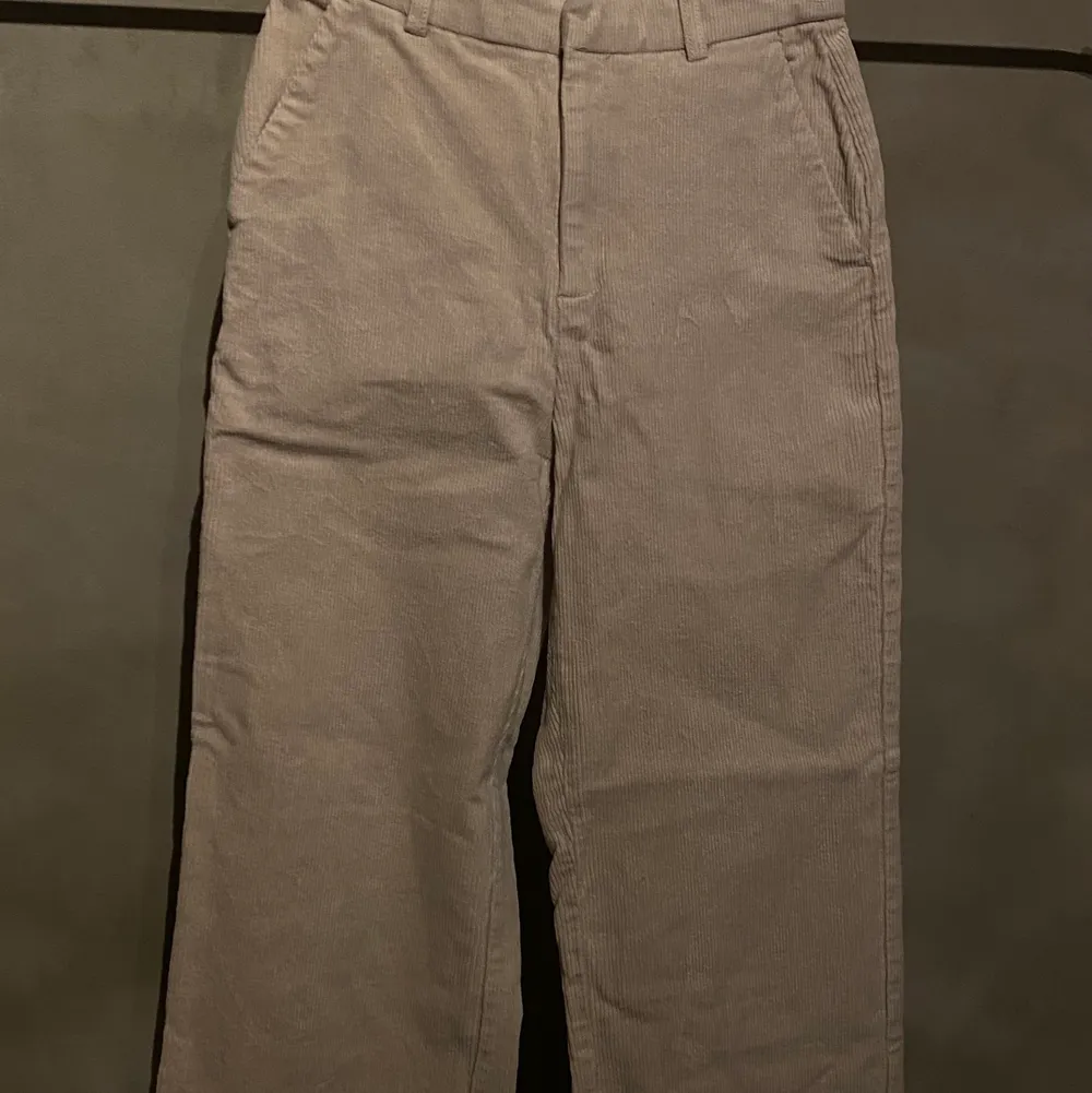 ljusa/ beige Manchester byxor, perfect fit, passar för stel 34/36 (xs/s), köpare står för frakt, pris kan diskuteras . Jeans & Byxor.