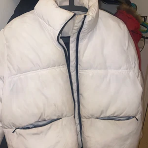 H&M - en vinterjacka från h&mi storlek medium, inte använt mycket. köpte den för något halvår sen för 400kr.