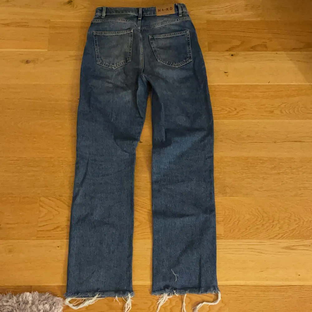 Helt oanvända raka jeans från nakd, storlek 34. Långa, midwaist. Lägg ett bud. Jeans & Byxor.