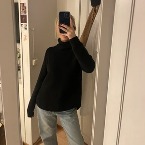 Stickad tröja, strl xs - Så användbar stickad polotröja✨ från ginatricot storlek xs. Lite längre modell. Så snygg! 🥰