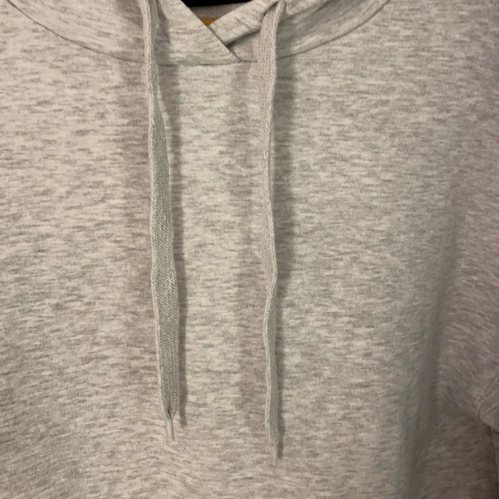 En grå hoodie, köpt på New Yourker med märket FB sisters. Storlek S, men är lite overzised. Använd men fri från fläckar och är i ett bra skikt. . Hoodies.