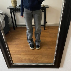 Gråa zara jeans - Trendiga jeans från zara. Slitna längst ner och ett litet hål som är lätt att sy igen mellan benen (sista bilden)